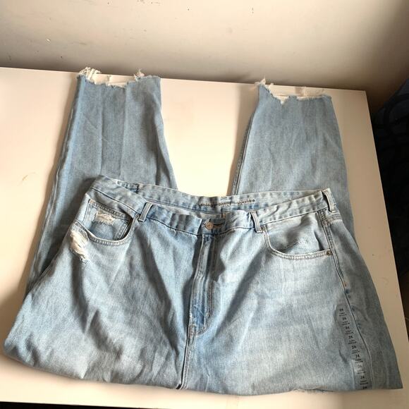 American Eagle Plus Size 24 Curvy Mom Jeans Denim Distressed Ripped Light Wash - Picture 3 of 12